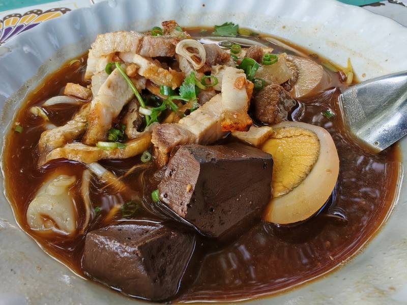ก๋วยจั๊บน้ำข้น หมูกรอบ เลือดหมู และไข่พะโล้