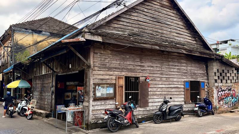 บ้านไม้เก่าของร้านในชุมชนริมน้ำจันทบูร