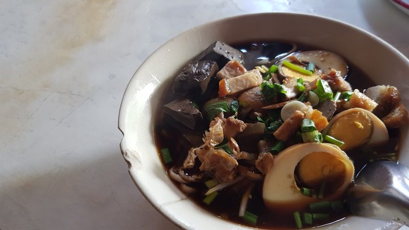 ก๋วยจั๊บน้ำข้นกับไข่พะโล้และหมูกรอบ
