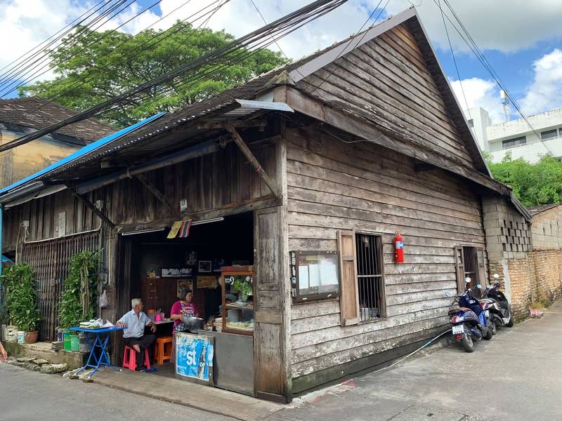 บ้านไม้เก่าของร้านก๋วยจั๊บป้าไหม ในชุมชนเก่าริมน้ำจันทบูร